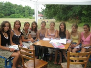 Eleve din sat. Crocmaz învaţă engleza la tabără